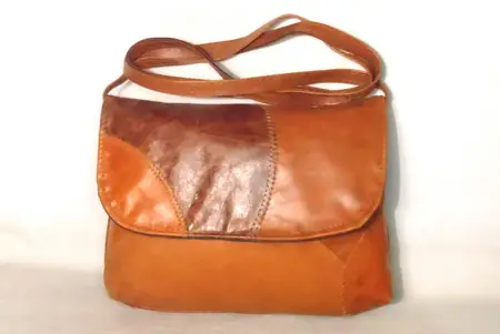 BANDOLERA DE RECORTE DE CUERO DOBLE BROCHE IMAN