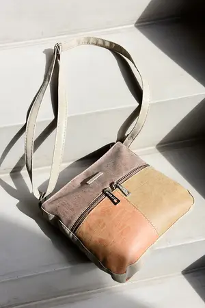 CARTERA BANDOLERA BOLS. COMBINADO