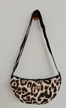 CARTERA MEDIA LUNA PESPUNTEADA.