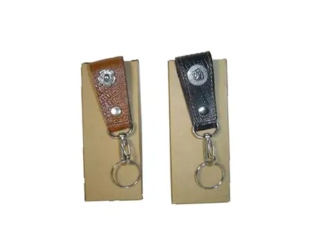 LLAVERO CUERO C/APLIQUE METAL
