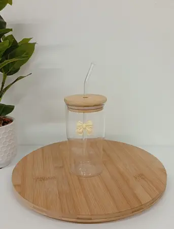 VASO VIDRIO C/TAPA BAMBU Y SORBETE MOÑO WHITE